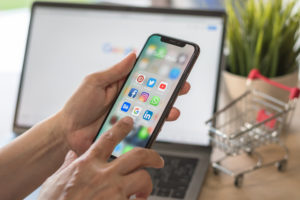 Uso das redes sociais no Brasil: o poder das redes no cotidiano dos brasileiros iStock 961710216 300x200 - Uso das redes sociais no Brasil: o poder das redes no cotidiano dos brasileiros