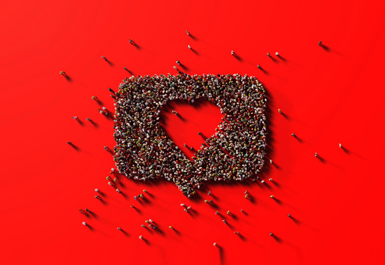 Pessoas reunidas e organizadas formando um coração simbolizando o leadlovers, que reúne e organiza seus potenciais clientes
